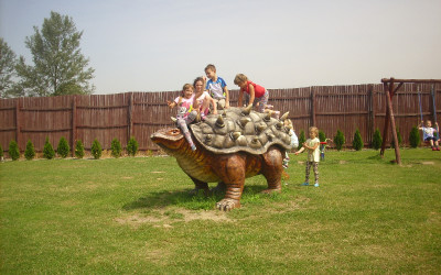 Zabawy integracyjne w Dinozekolandii.